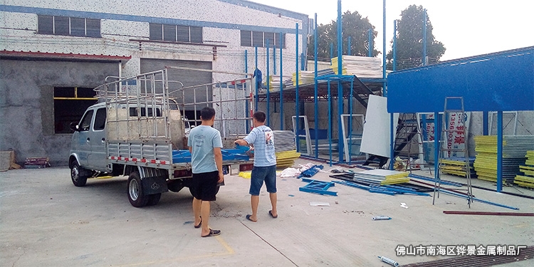 铧景安装活动板房现场(图1)